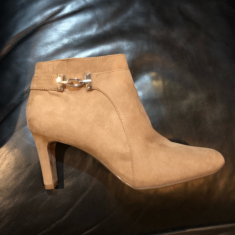 Beige suede Bandolino Booties